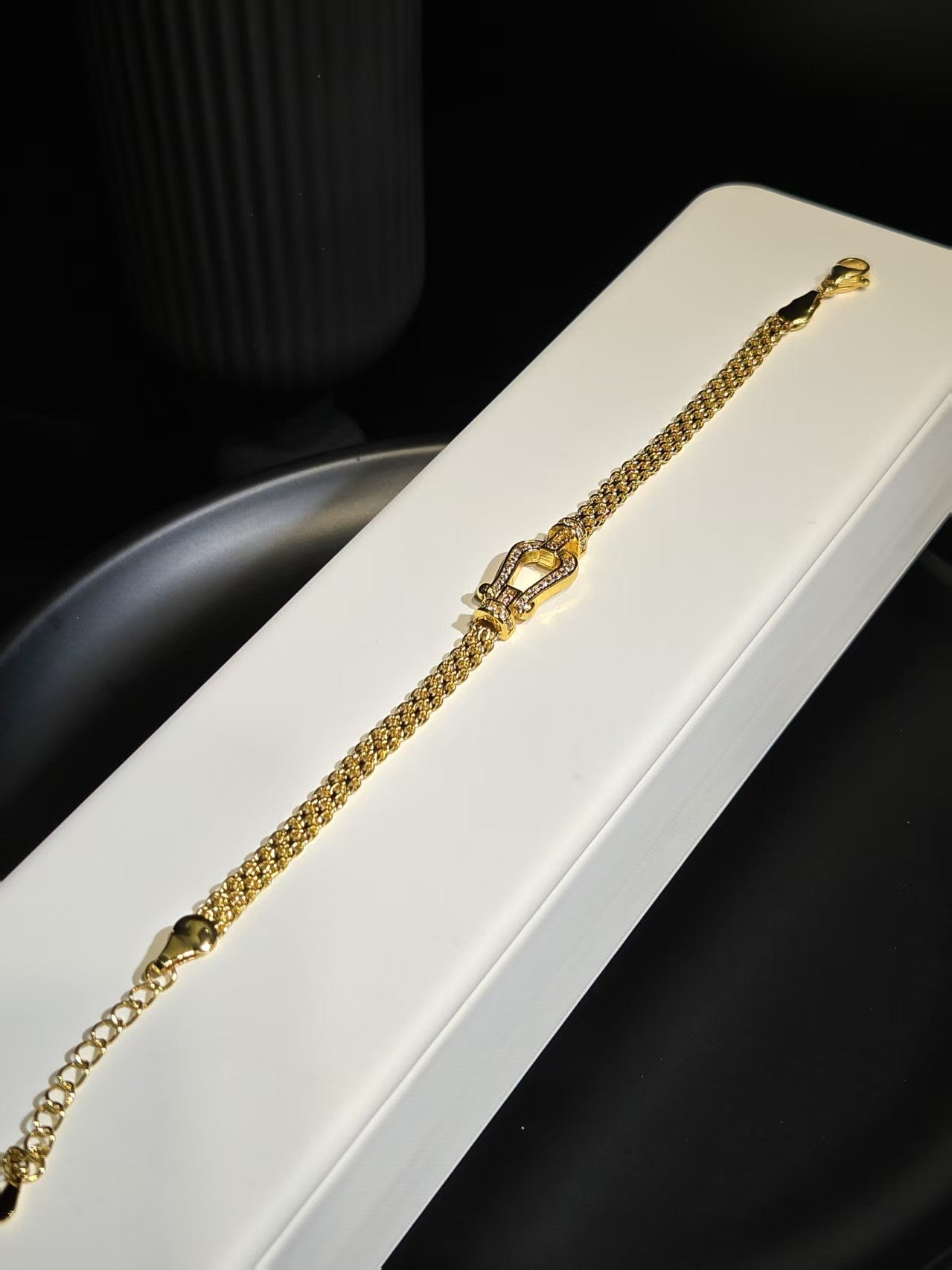 Light Luxury Gold-Toned Horseshoe Buckle Bracelet