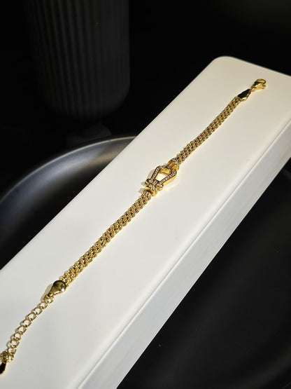 Light Luxury Gold-Toned Horseshoe Buckle Bracelet