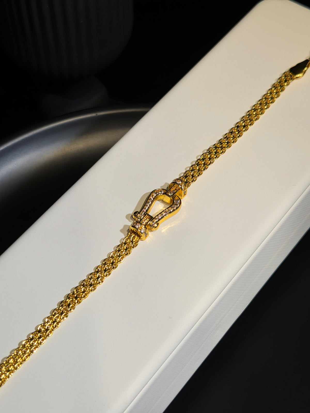 Light Luxury Gold-Toned Horseshoe Buckle Bracelet