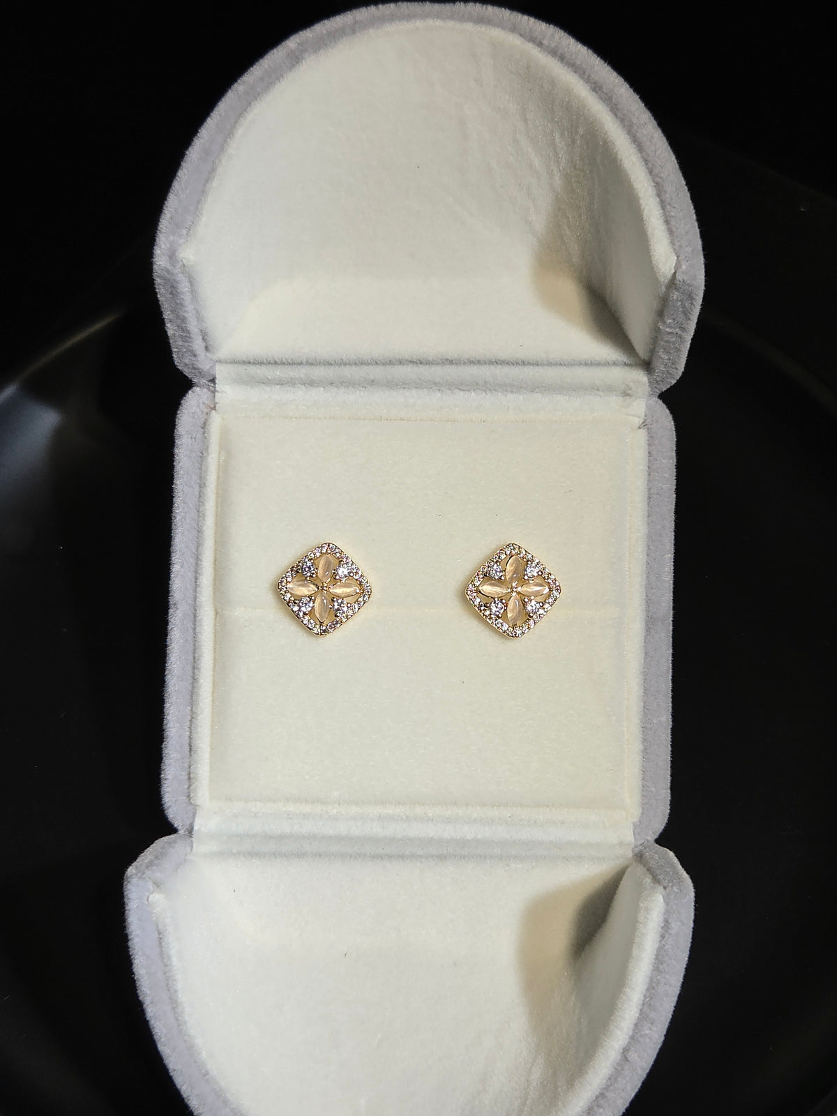 Light luxury floral crystal diamond stud earrings in jewelry box