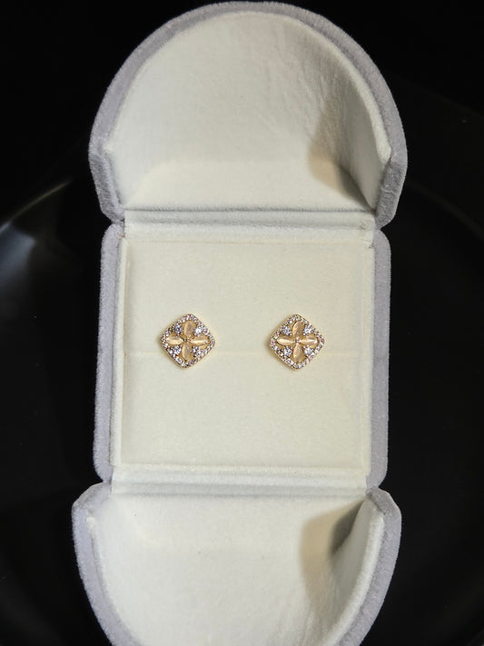 Light luxury floral crystal diamond stud earrings in jewelry box