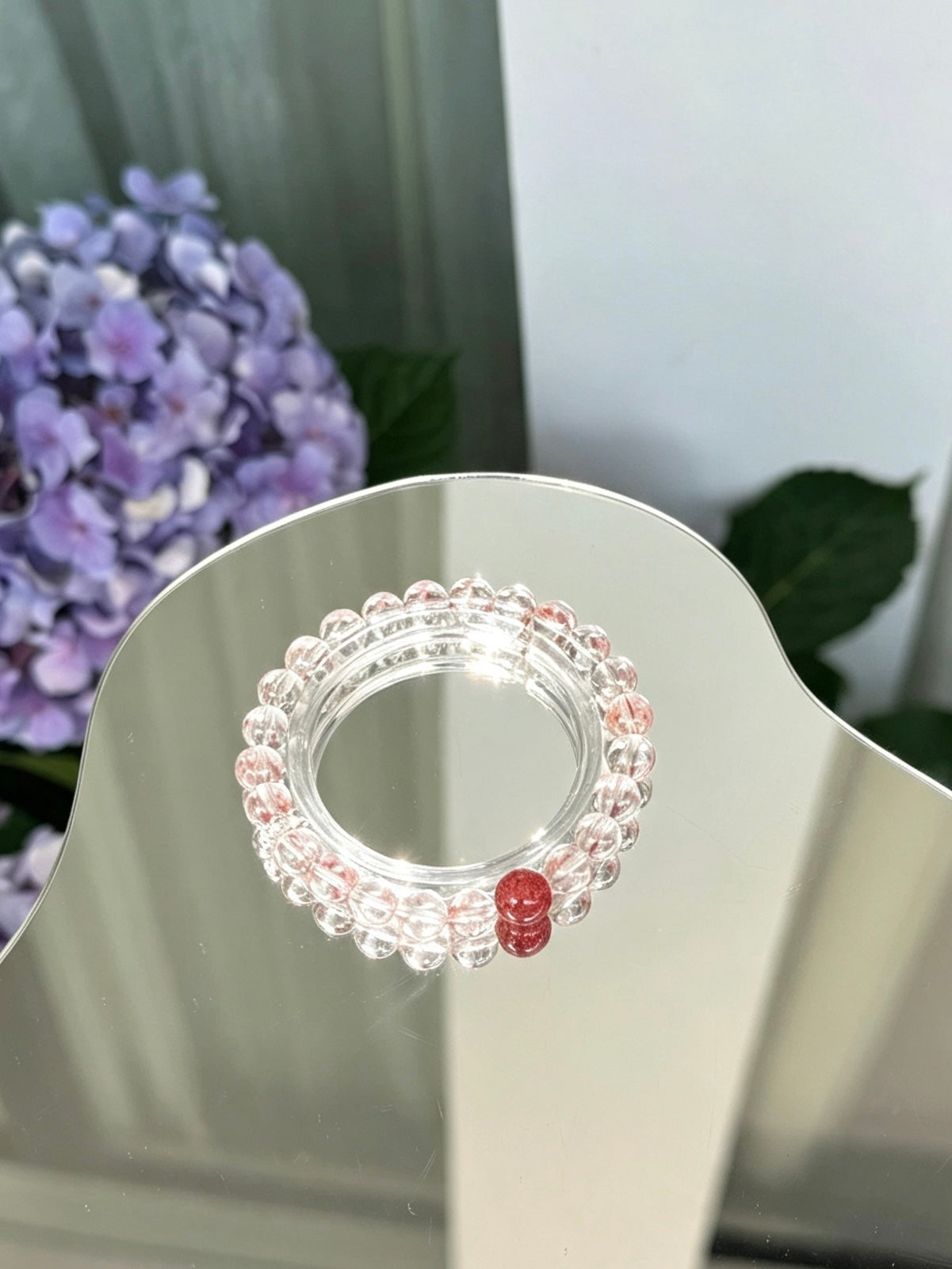 Bracelet en quartz clair naturel avec accent cinabre | 天然白水晶朱砂点缀圆珠手链